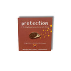 Emaille-Pin Igel protection von Esther Bennink, Emaille-Pin Igel auf einer dunkelroten Karte mit dem Spruch protection
