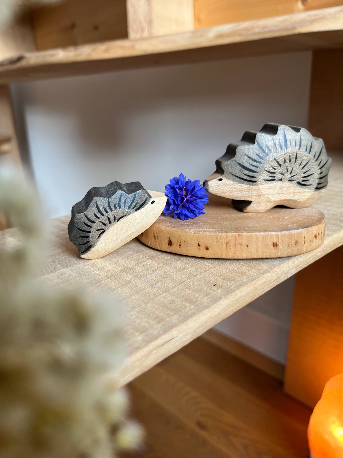 Holzfigur Igel klein von HolzWald mit weiteren HolzWald Figuren, Foto