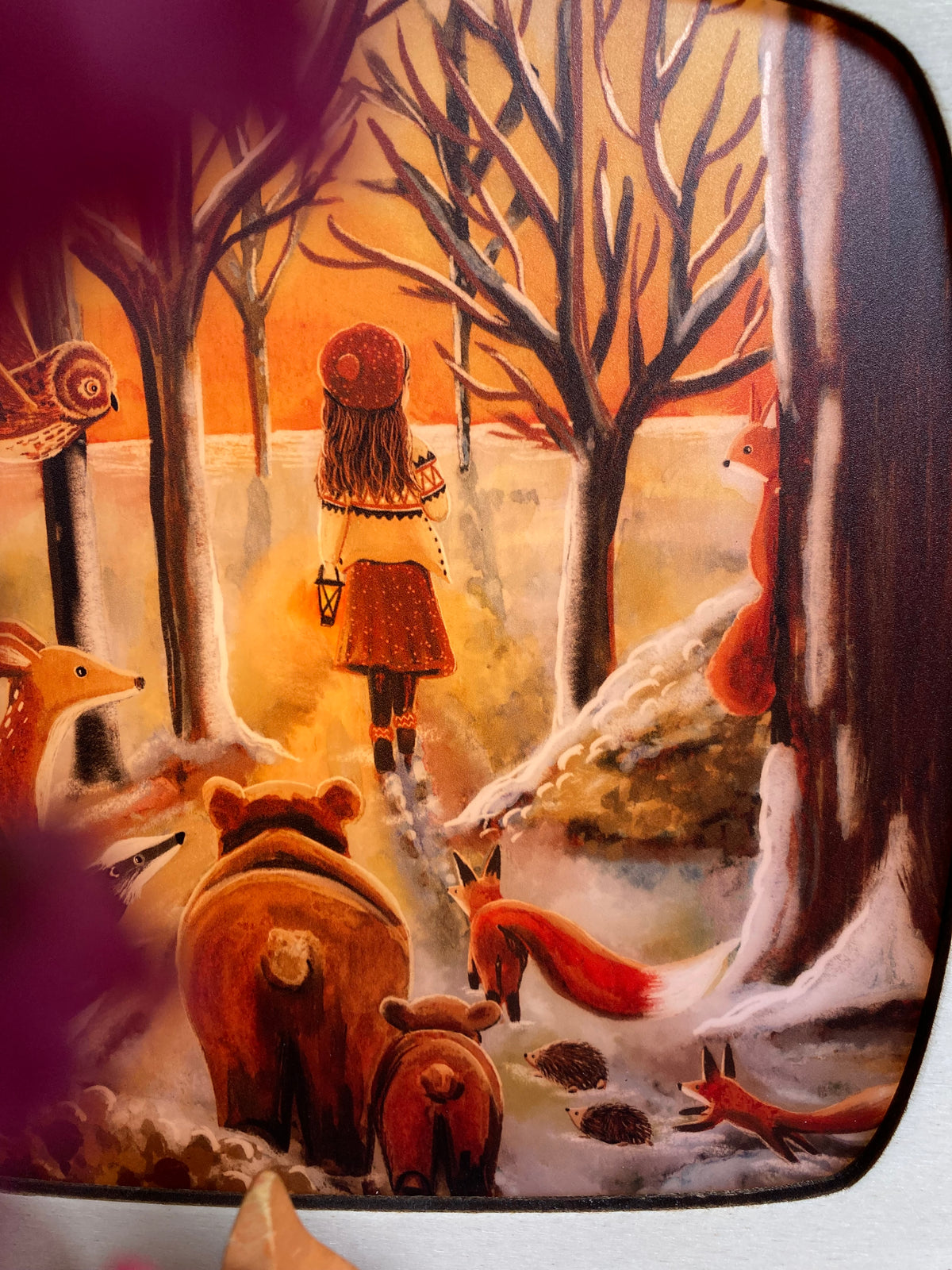 Motiv Flüstern des Waldes von Esther Bennink für die magische Lampe: Kind mit Bär, Fuchs, Reh, Dachs und Eule im verschneiten Wald bei goldenem Licht, Ansicht 3