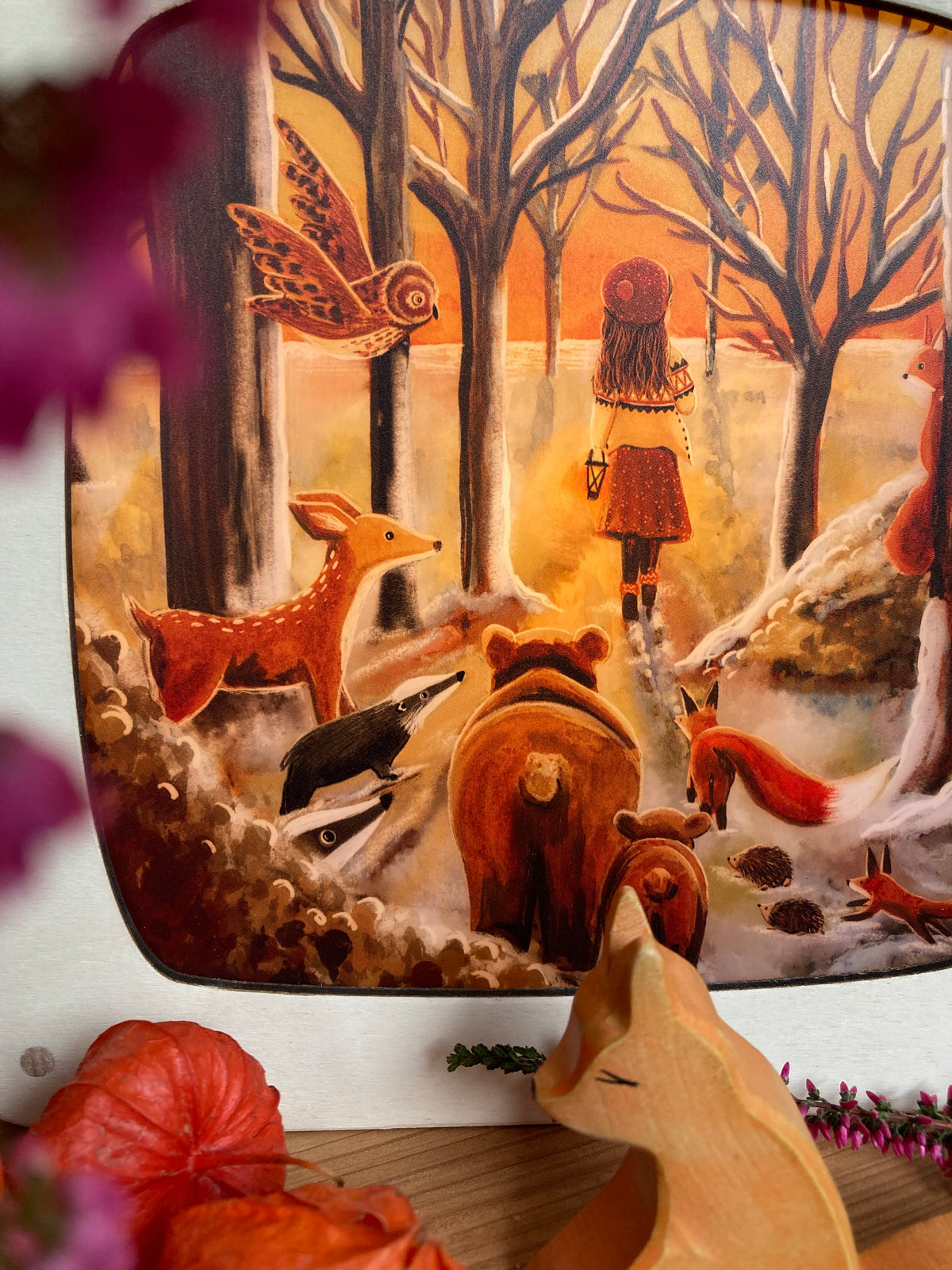 Motiv Flüstern des Waldes von Esther Bennink für die magische Lampe: Kind mit Bär, Fuchs, Reh, Dachs und Eule im verschneiten Wald bei goldenem Licht, Ansicht 4