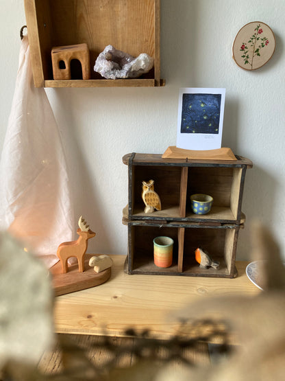 Wandregal aus Backsteinform in Holz