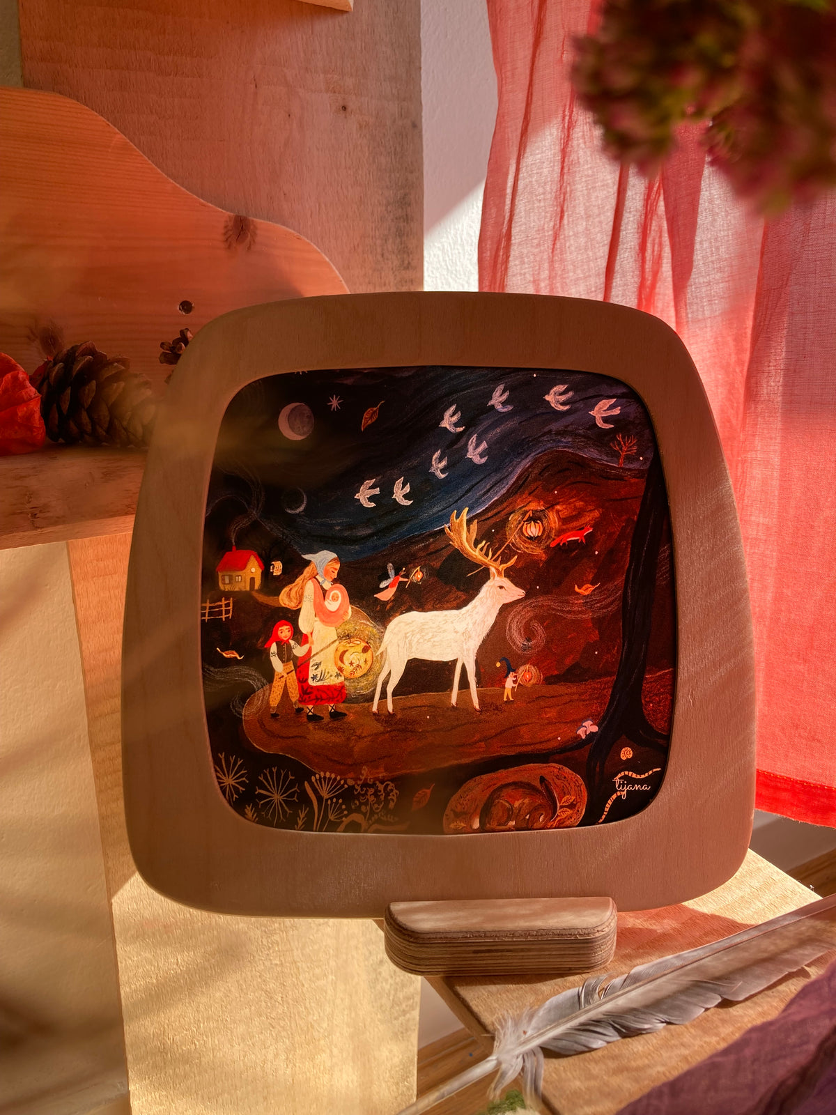 Toverlux Motiv Spazieren zwischen den Sternen von Tijana Draws in der magischen Lampe: Wichtel mit Laterne und weißer Hirsch unter den Mondphasen, Ansicht 2