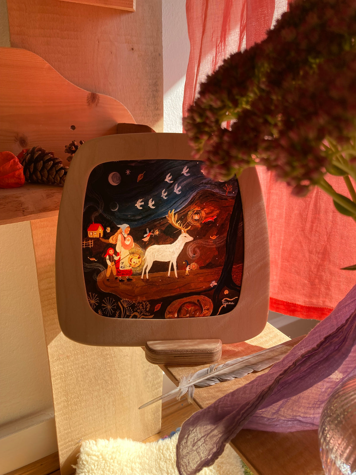 Toverlux Motiv Spazieren zwischen den Sternen von Tijana Draws in der magischen Lampe: Wichtel mit Laterne und weißer Hirsch unter den Mondphasen, Ansicht 3