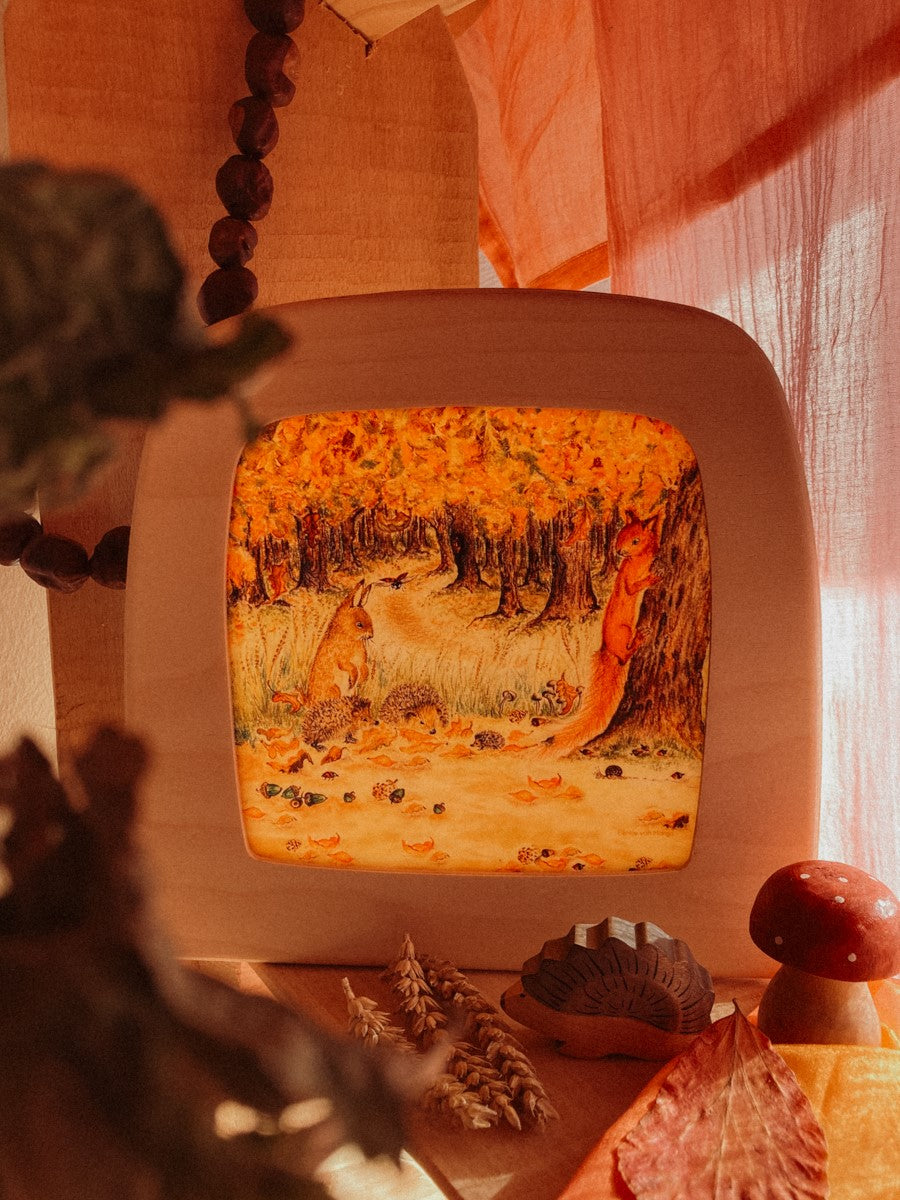 Toverlux Motiv Herbstglück von Eentje van Margo in der magischen Lampe: Herbstwald mit Eichhörnchen, Hase und Igel im bunten Laub, Ansicht 2