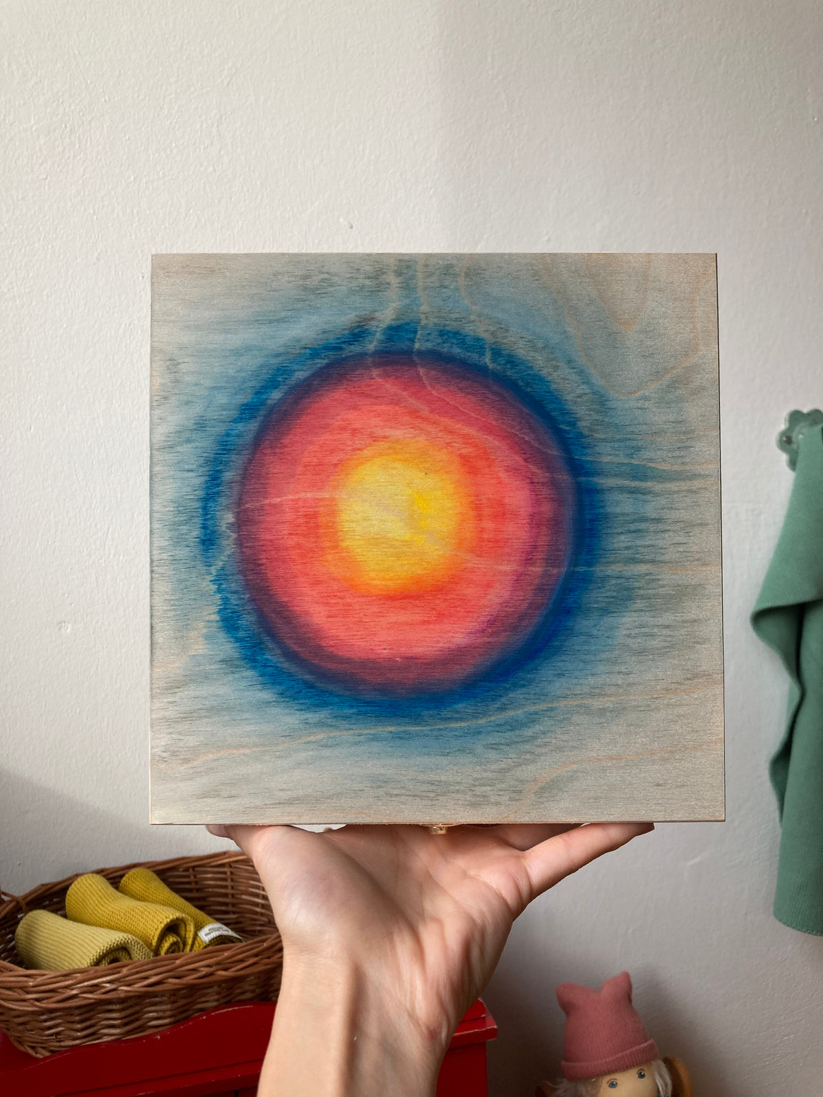 Aufbewahrungsbox für Motive mit bemaltem Deckel: leuchtende rot-orange Sonne mit blauem Rand