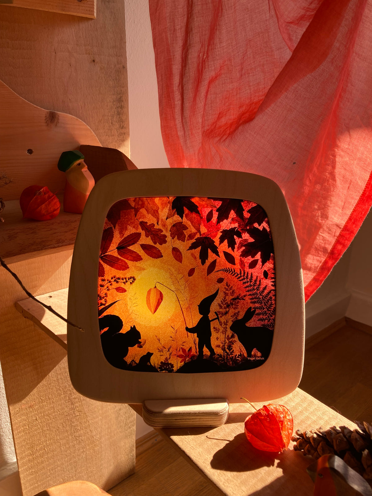 Toverlux Motiv Kleine Laterne von Vogel Geluk in der magischen Lampe: Wichtel mit Laterne, Eichhörnchen und Hase im Herbstwald, Ansicht 2