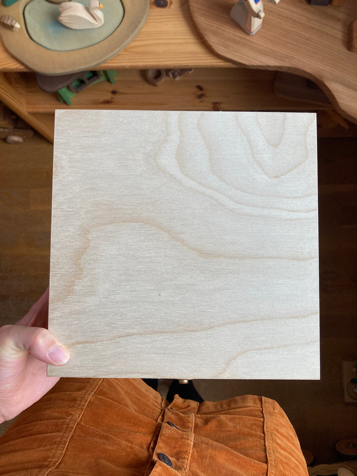 Aufbewahrungsbox für Motive aus hellem Holz, Deckel aus der Nähe