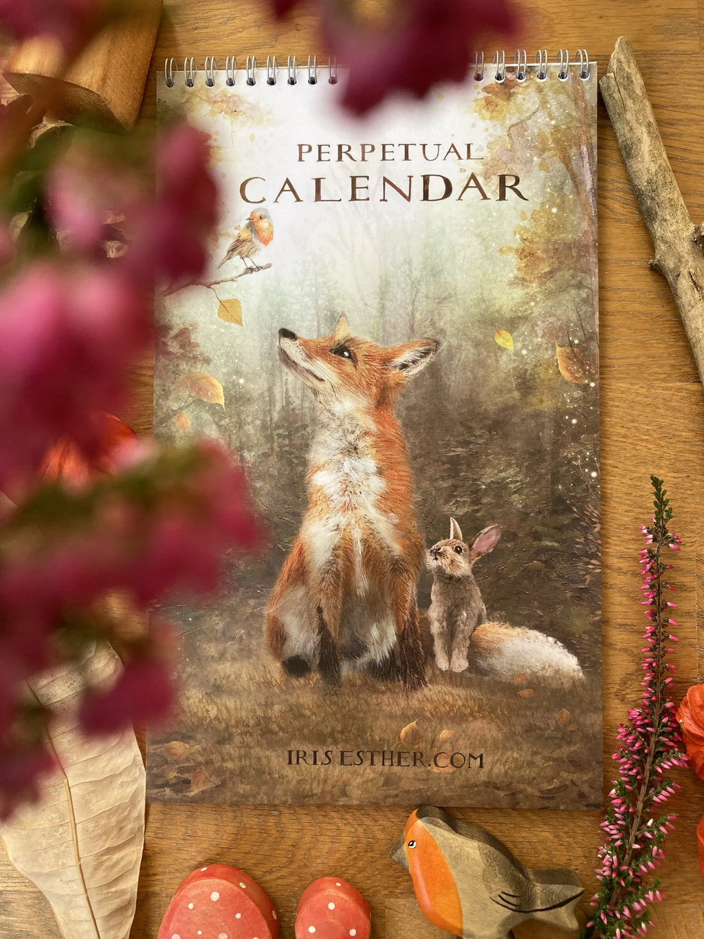 Immerwährender Kalender mit Fuchs und Hase auf dem Titel, auf einem Holztisch mit Heidekraut