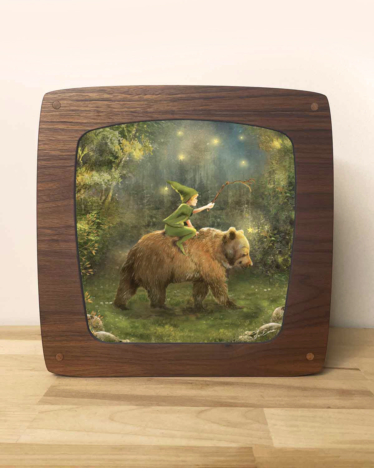 Motiv Mitternachtsabenteuer von Iris Esther frontal in der Lampe, ein Wichtel reitet nachts auf einem Bären durch den Wald mit leuchtenden Lichtern