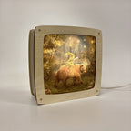 Motiv Mitternachtsabenteuer von Iris Esther in der magischen Lampe, ein Wichtel reitet nachts auf einem Bären durch den Wald mit leuchtenden Lichtern
