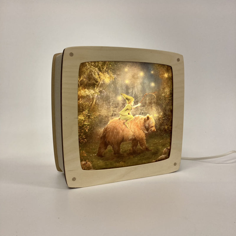 Motiv Mitternachtsabenteuer von Iris Esther in der magischen Lampe, ein Wichtel reitet nachts auf einem Bären durch den Wald mit leuchtenden Lichtern