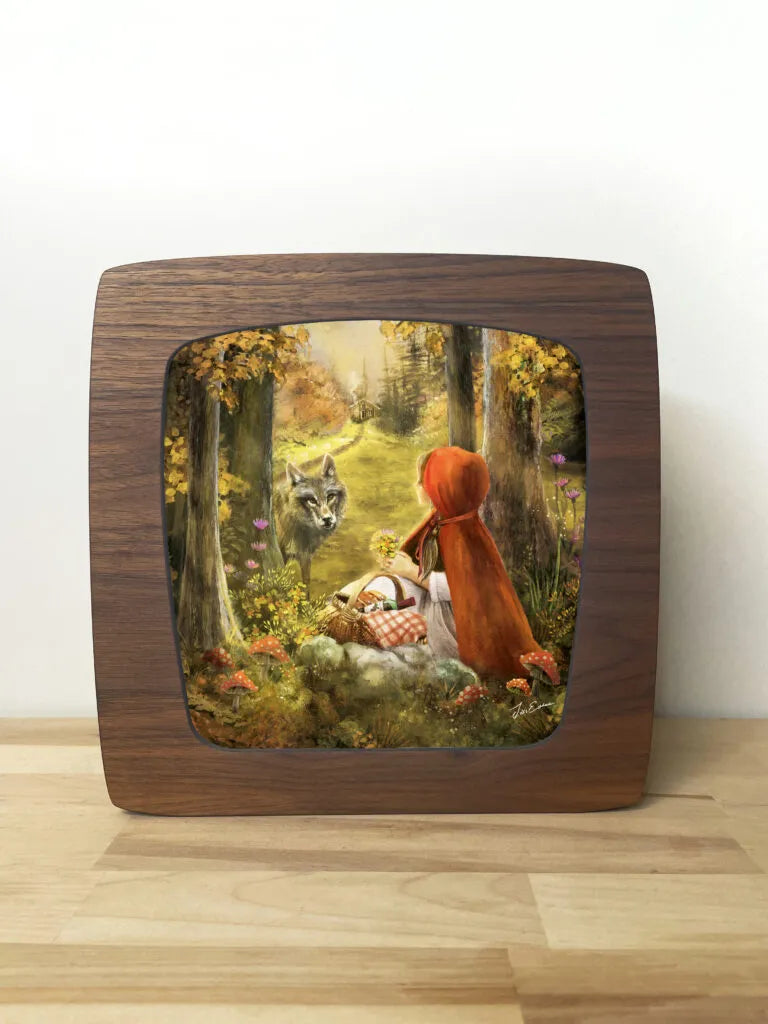 Motiv Rotkäppchen von Iris Esther für die magische Lampe: Rotkäppchen mit Korb sitzt im Wald, dahinter schaut der Wolf zwischen den Bäumen hervor