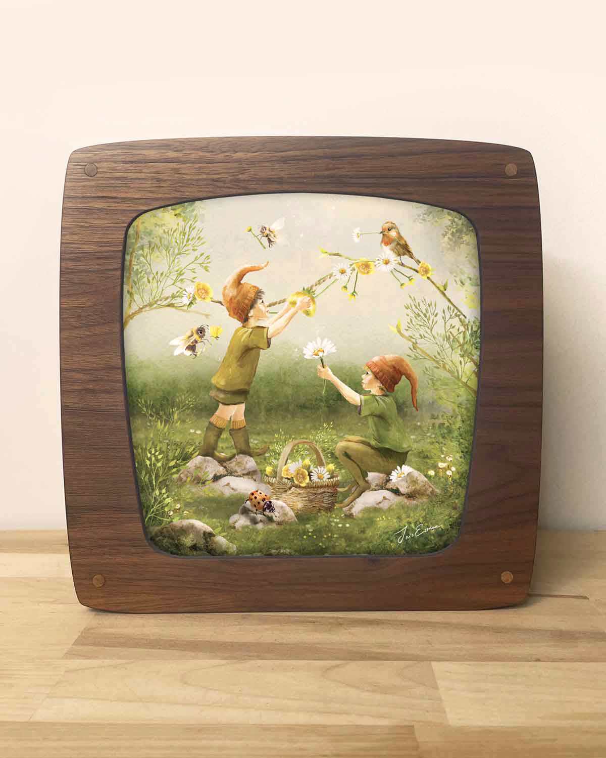 Motiv Vögel und Bienen von Iris Esther frontal in der Lampe, zwei Wichtelkinder mit roten Mützen auf einer Blumenwiese mit Vögeln und Bienen