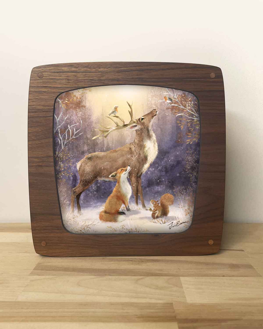 Motiv Winterwunder von Iris Esther frontal in der Lampe, Hirsch, Fuchs und Eichhörnchen im verschneiten Winterwald