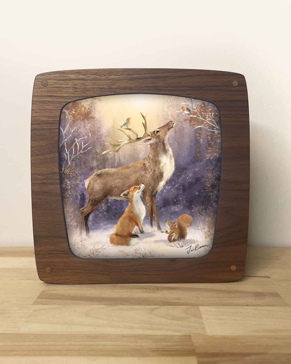 Motiv Winterwunder von Iris Esther frontal in der Lampe, Hirsch, Fuchs und Eichhörnchen im verschneiten Winterwald
