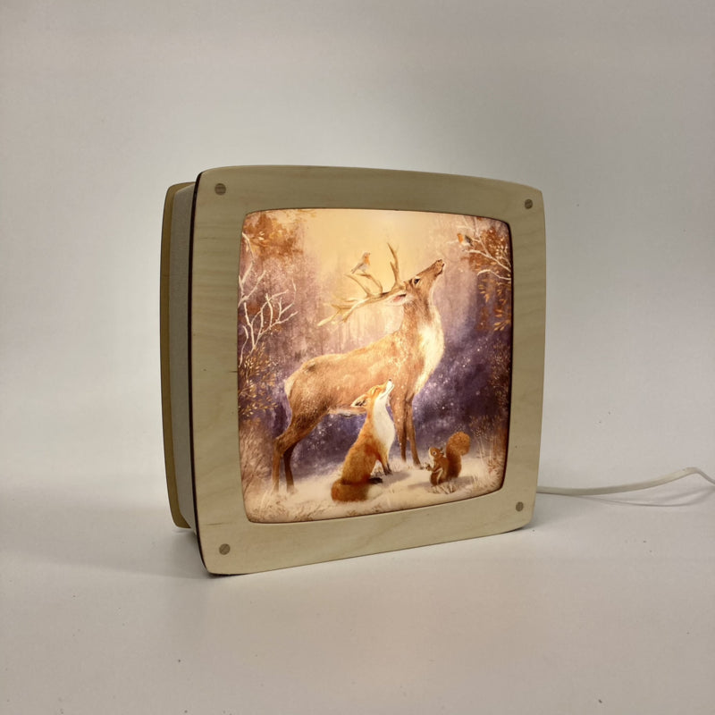 Motiv Winterwunder von Iris Esther in der magischen Lampe, Hirsch, Fuchs und Eichhörnchen im verschneiten Winterwald