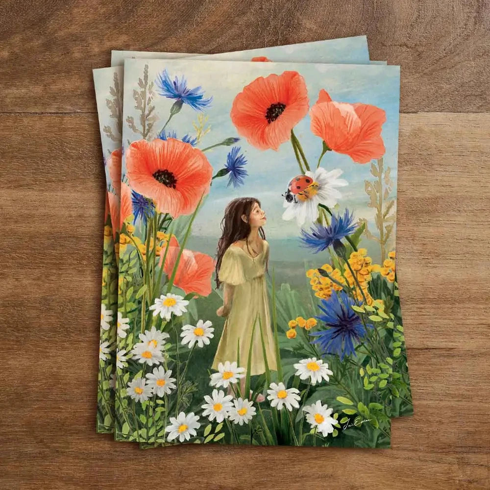 Postkarte Bewunderung von Iris Esther A6: ein kleines Mädchen betrachtet auf einer Sommerwiese voller Mohn und Wildblumen einen Marienkäfer