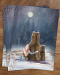 Postkarte Der Klang von Schnee von Iris Esther A6: ein Mädchen sitzt in einer klaren Winternacht im Schnee zwischen zwei Bären, darüber der Mond