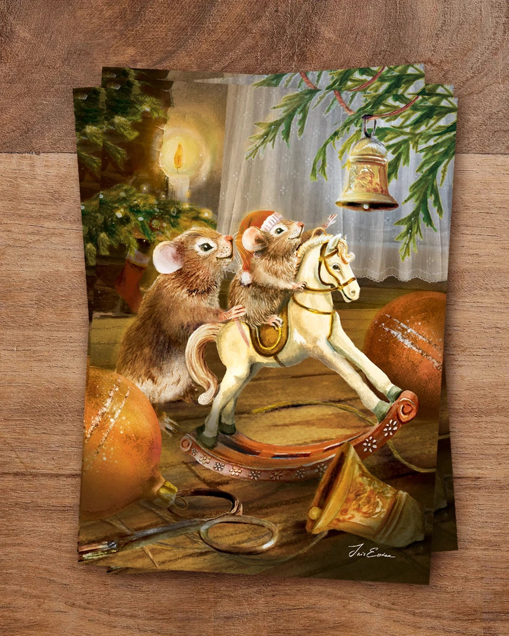 Postkarte Der Schaukelpferdritt von Iris Esther A6: eine Mäusemutter und ihr Kind reiten auf einem Schaukelpferd-Anhänger unter dem Weihnachtsbaum nach einer goldenen Glocke