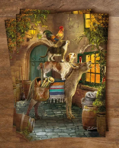 Postkarte Die Bremer Stadtmusikanten von Iris Esther A6: Esel, Hund, Katze und Hahn stehen übereinander am leuchtenden Fenster des Räuberhauses