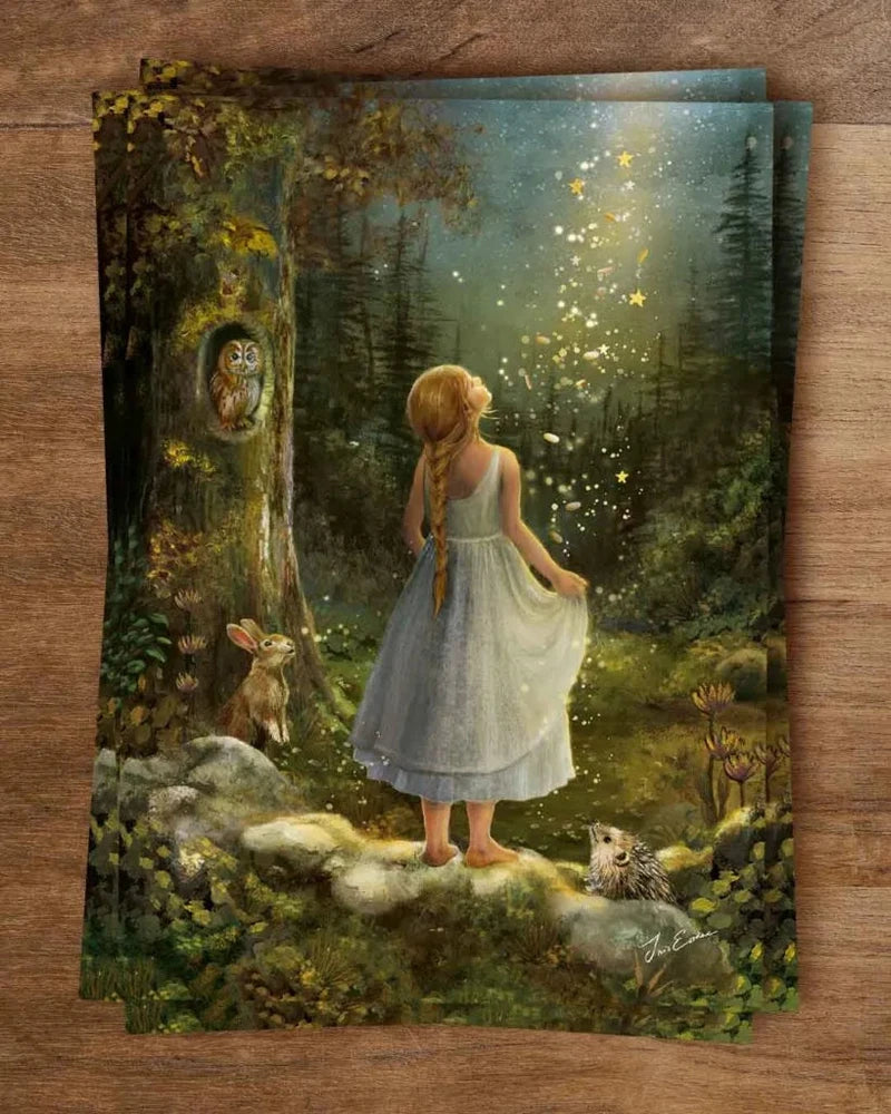 Postkarte Die Sterntaler von Iris Esther A6: ein Mädchen im weißen Kleid steht im nächtlichen Wald und schaut zu den fallenden Sternen, eine Eule und ein Hase sind dabei