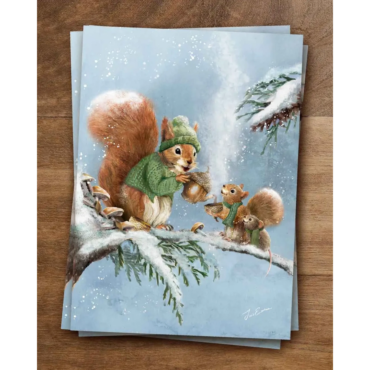 Postkarte Eicheltee von Iris Esther A6: zwei Eichhörnchen in Mütze und Strickjacke trinken auf einem verschneiten Ast Eicheltee