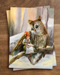 Postkarte Ein Wintermärchen von Iris Esther A6: ein Wichtelmädchen sitzt mit einer Eule auf einem verschneiten Ast, zwischen ihnen liegt ein offenes Buch