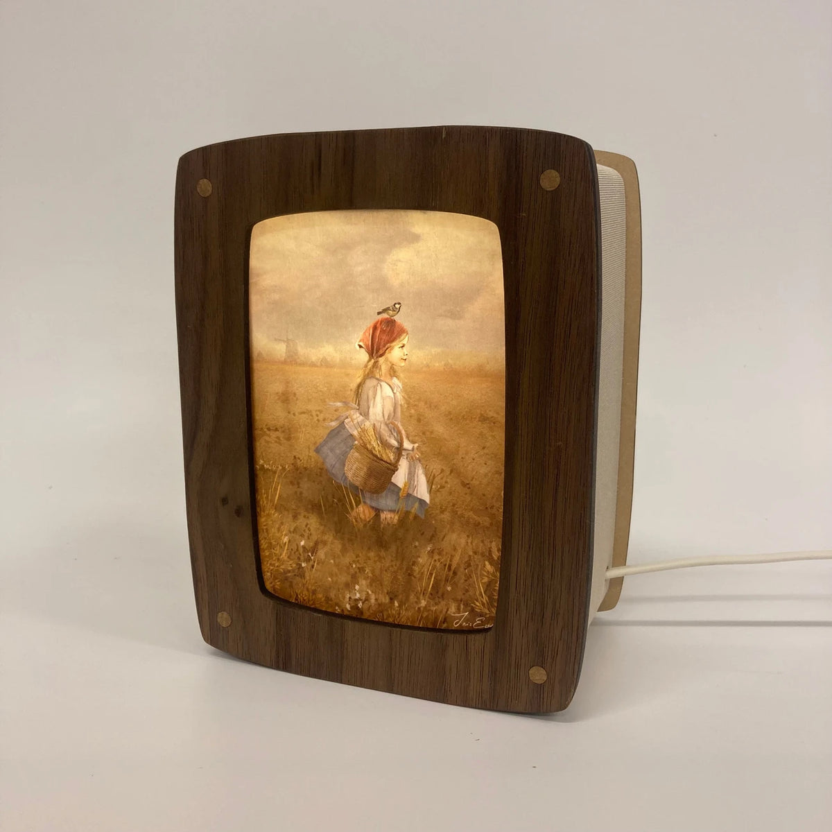 Postkarte Erntemädchen von Iris Esther A6, in der Postkartenlampe aus Holz, Foto