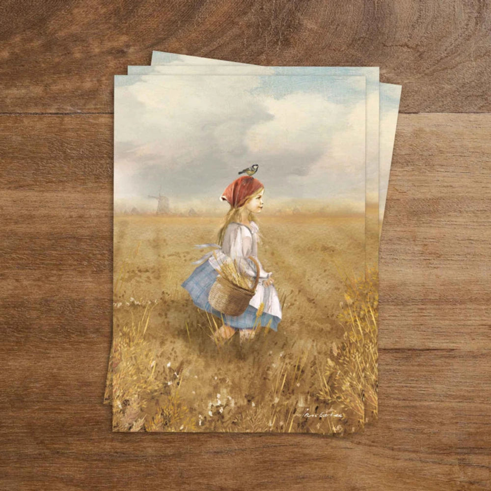 Postkarte Erntemädchen von Iris Esther A6: ein Mädchen mit rotem Kopftuch und Korb geht durch ein goldenes Weizenfeld