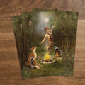 Postkarte Feuersprung von Iris Esther A6: Kinder springen in der Mittsommernacht über das Feuer, Fuchs, Dachs und Uhu schauen zu