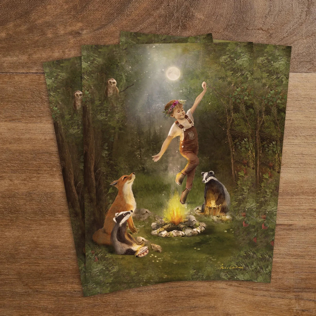 Postkarte Feuersprung von Iris Esther A6: Kinder springen in der Mittsommernacht über das Feuer, Fuchs, Dachs und Uhu schauen zu