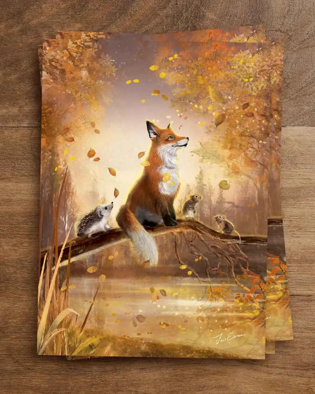 Postkarte Goldener Herbst von Iris Esther A6: ein Fuchs sitzt mit einem Igel und Mäusen auf einem umgestürzten Baum im goldenen Herbstlaub