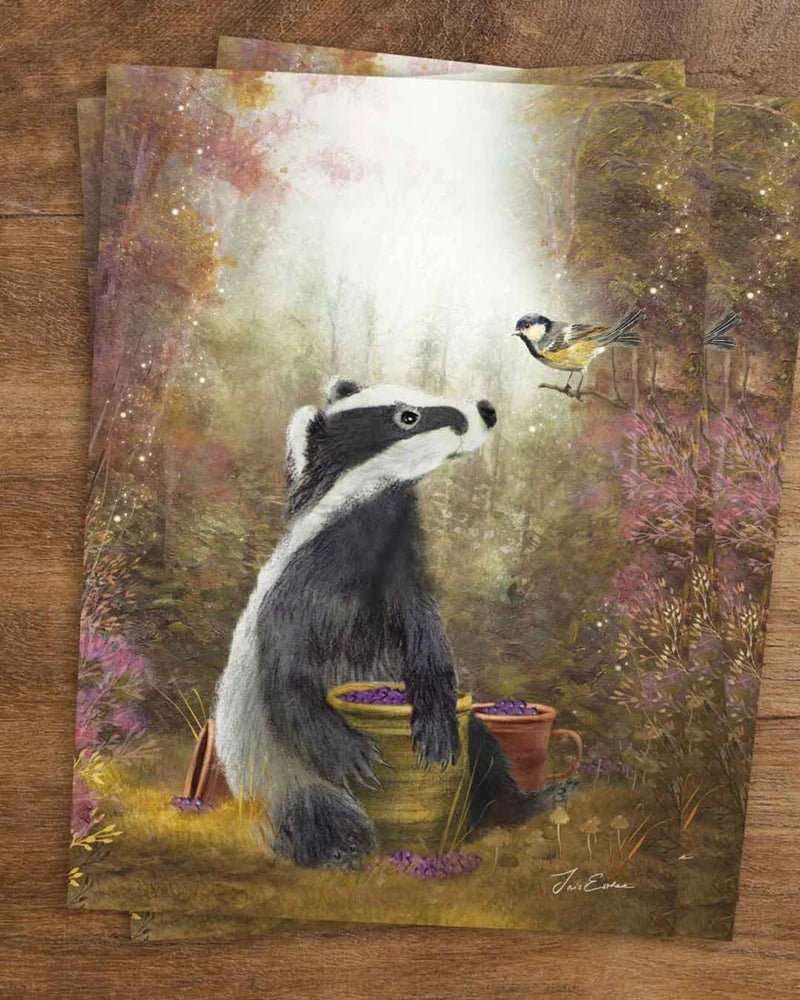 Postkarte Heidelbeerpicknick von Iris Esther A6: ein Dachs rührt zwischen goldenen Brombeerranken einen Topf mit Heidelbeeren um, ein Vogel landet über ihm