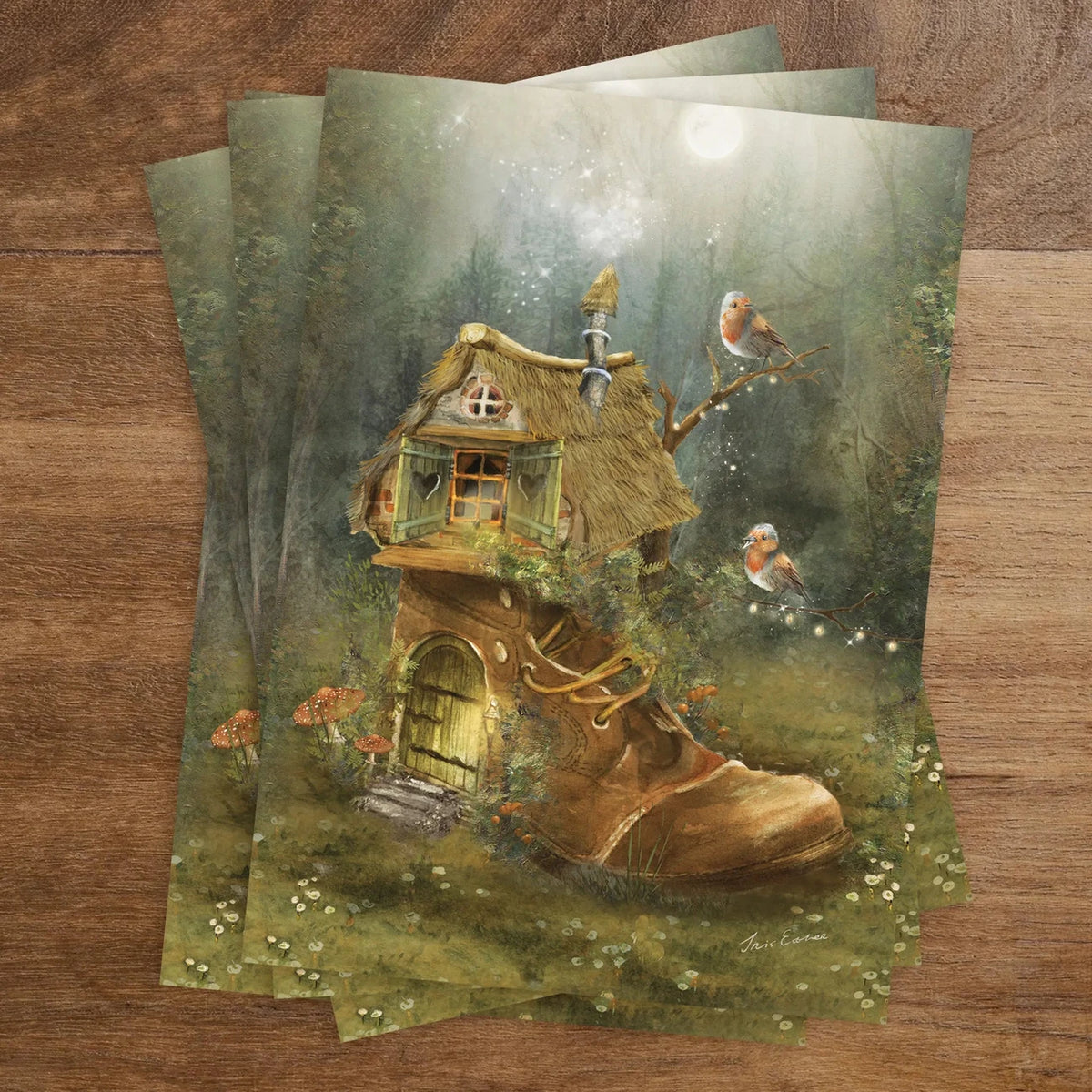 Postkarte Home Sweet Home von Iris Esther A6: ein alter Stiefel ist ein gemütliches Häuschen mit Moosdach, Schornstein und Herzfensterläden im Mondlicht