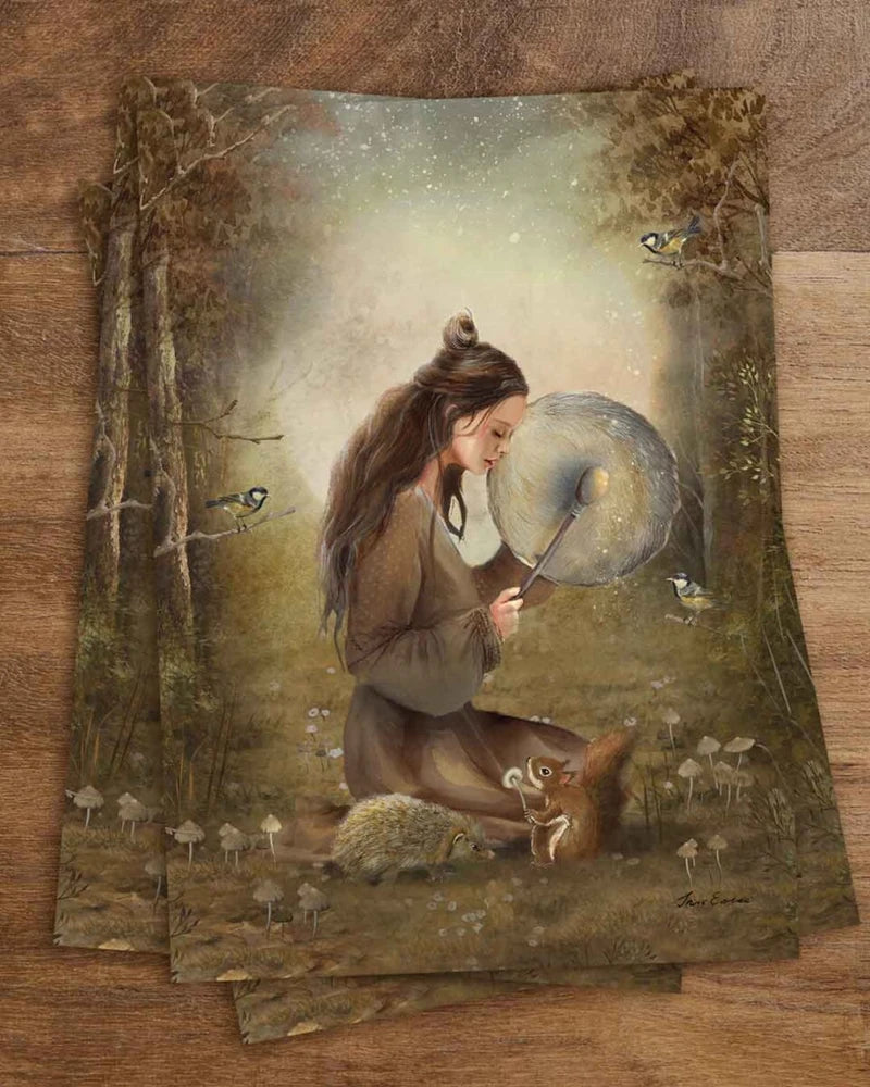 Postkarte Klang meiner Trommel von Iris Esther A6: eine junge Frau mit langem Haar kniet mit einer Rahmentrommel im Wald, Igel und Eichhörnchen sind bei ihr
