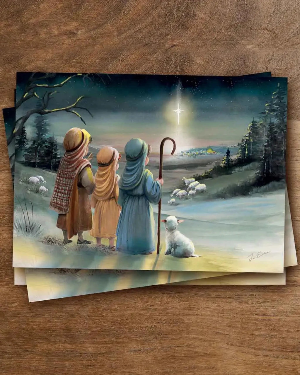 Postkarte Kleine Hirten von Iris Esther A6, mehrere Karten auf einem Holztisch