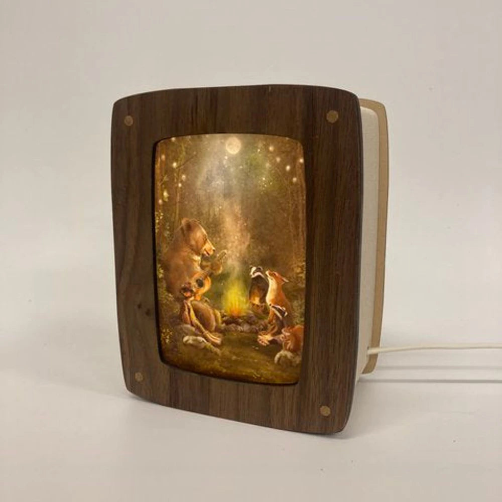 Postkarte Lagerfeuer von Iris Esther A6, in der Postkartenlampe aus Holz, Foto
