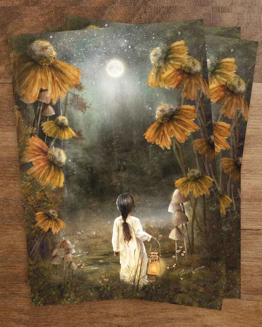 Postkarte Leitendes Licht von Iris Esther A6: ein Kind im weißen Kleid trägt seine Laterne unter riesigen orangen Blüten durch die Mondnacht