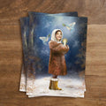 Postkarte Licht der Hoffnung von Iris Esther A6: ein Kind im Wollmantel mit goldenen Stiefeln hält in der Winternacht eine Kerze, Tauben mit Olivenzweigen fliegen herum
