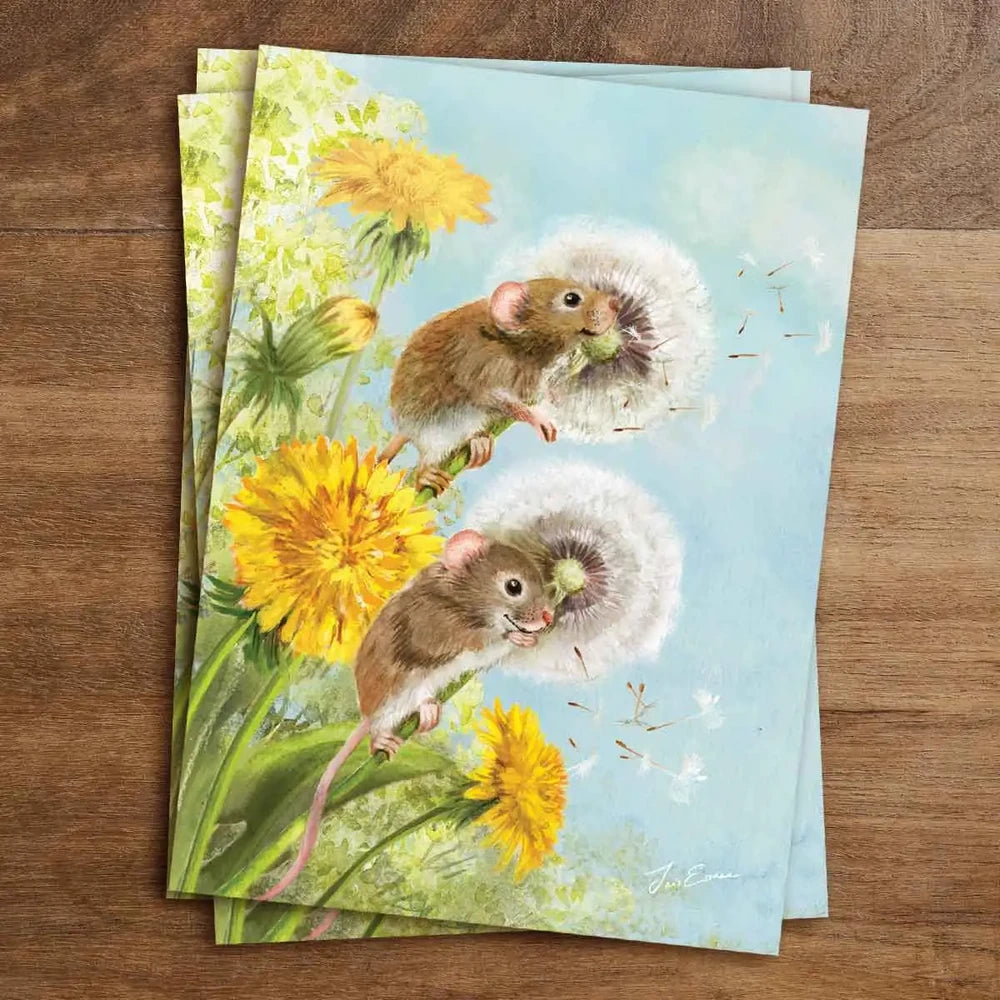 Postkarte Löwenzahnspaß von Iris Esther A6: zwei kleine Mäuse pusten Löwenzahnsamen in die Frühlingsluft
