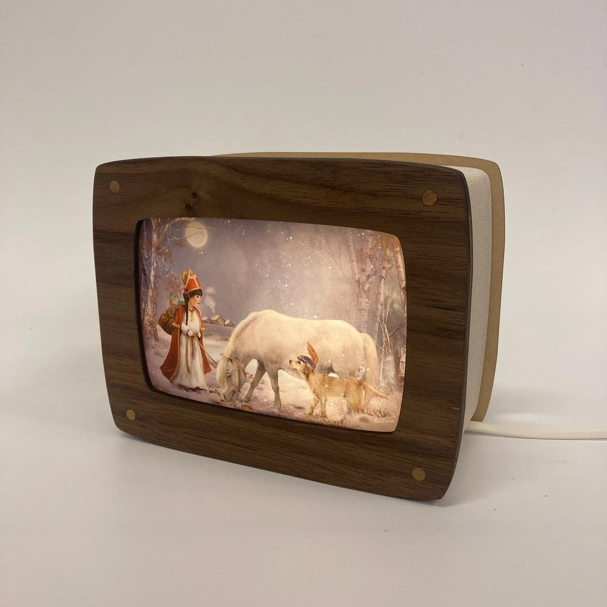 Postkarte Nikolausmädchen von Iris Esther A6, in der Postkartenlampe aus Holz, Foto