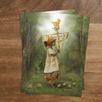 Postkarte Palmsonntag von Iris Esther A6: ein Kind geht barfuß mit einem geschmückten Palmstock über eine Lichtung, Küken und Henne folgen