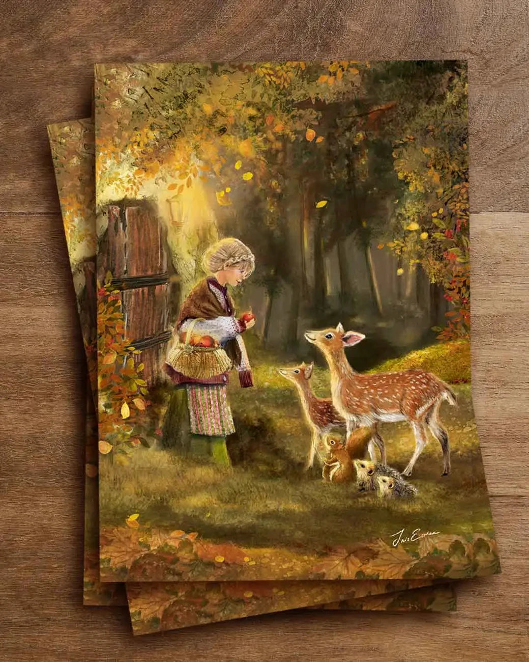 Postkarte Rehe von Iris Esther A6: eine junge Frau teilt unter einem alten Baum Äpfel mit Rehen, Eichhörnchen und Igeln