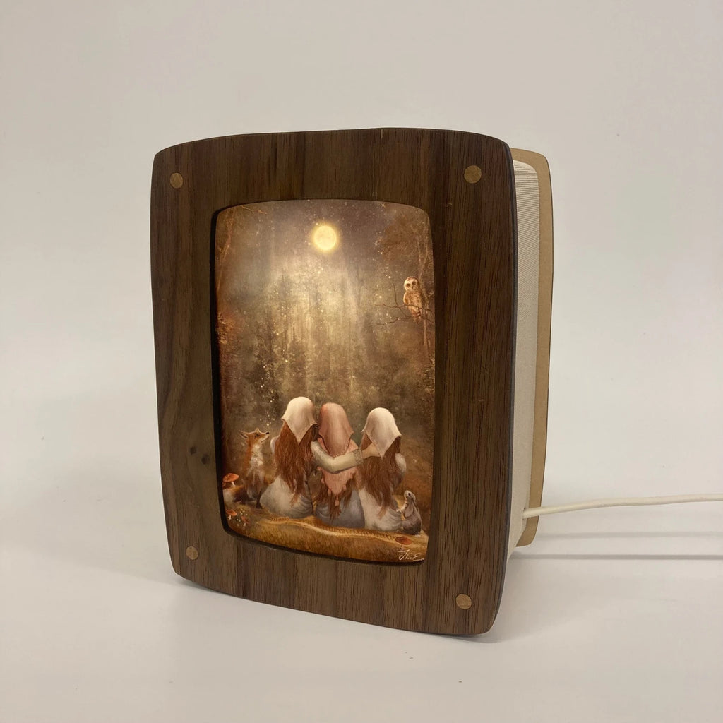 Postkarte Schwestern im Mondschein von Iris Esther A6, in der Postkartenlampe aus Holz, Foto