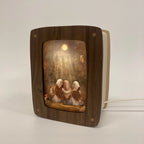Postkarte Schwestern im Mondschein von Iris Esther A6, in der Postkartenlampe aus Holz, Foto