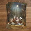 Postkarte Schwestern im Mondschein von Iris Esther A6: drei Frauen sitzen eng beieinander im Wald unter dem Vollmond, Fuchs, Hase und Eule sind bei ihnen