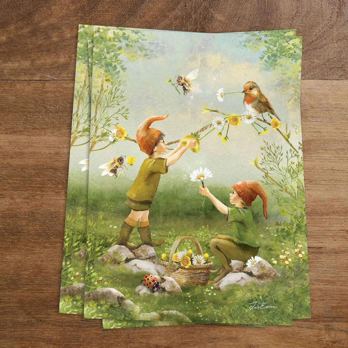 Postkarte Vögel und Bienen von Iris Esther A6: zwei Waldwichtel schmücken auf einer Frühlingswiese Zweige mit Blumen, Bienen und ein Rotkehlchen helfen mit