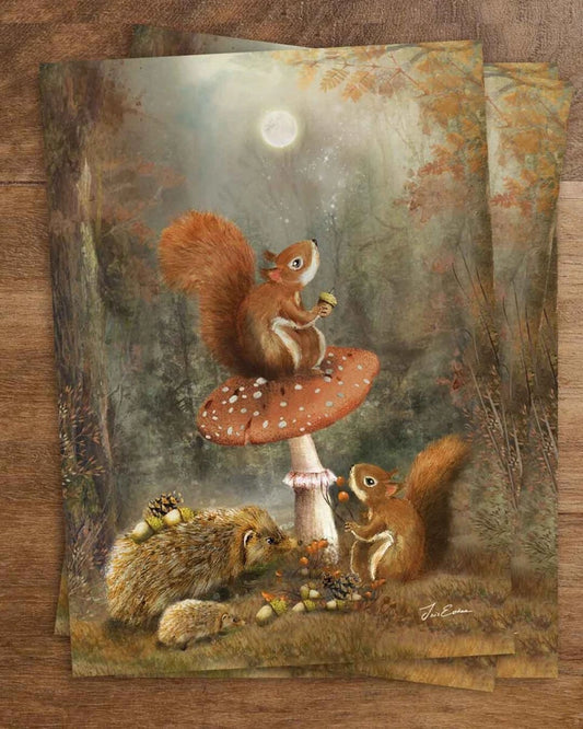 Postkarte Vorbereiten auf den Winter von Iris Esther A6: zwei Eichhörnchen auf einem Fliegenpilz und zwei Igel sammeln im Herbstmondschein Vorräte für den Winter