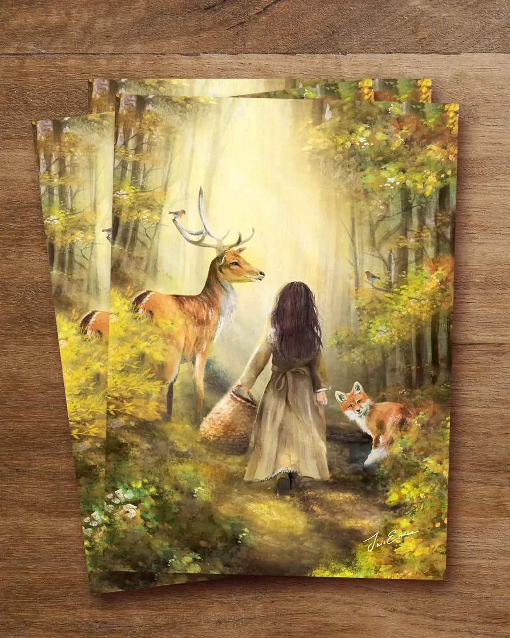 Postkarte Wo wir hingehören von Iris Esther A6: ein Mädchen geht einen Waldweg im Herbstlaub entlang, ein Hirsch und ein Fuchs begleiten es