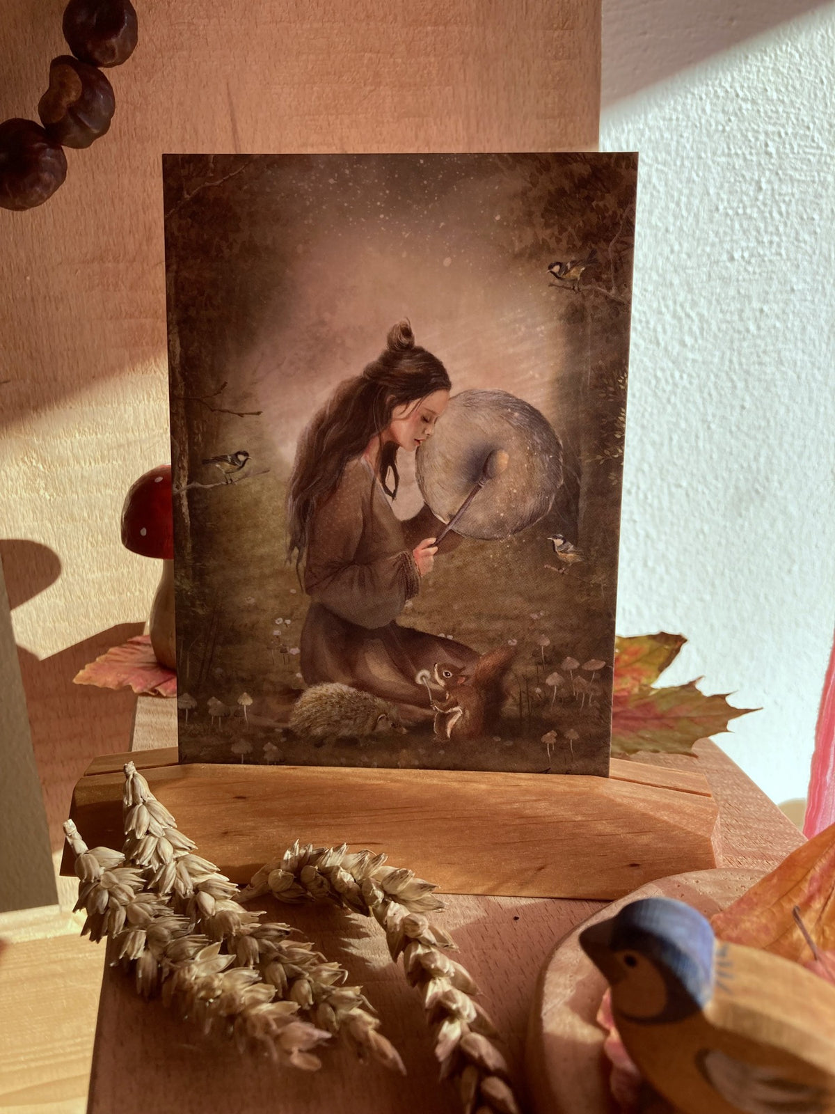 Postkarte Klang meiner Trommel von Iris Esther A6 im Kartenhalter Natur aus Erle, Foto